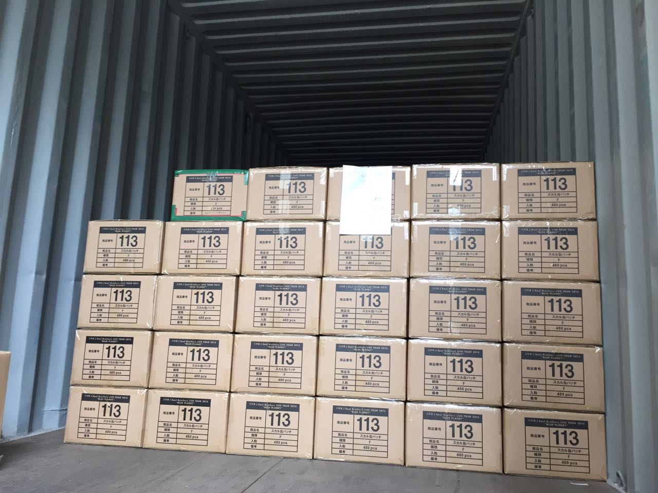 發往日本的自拍桿硅膠套已裝貨柜車圖