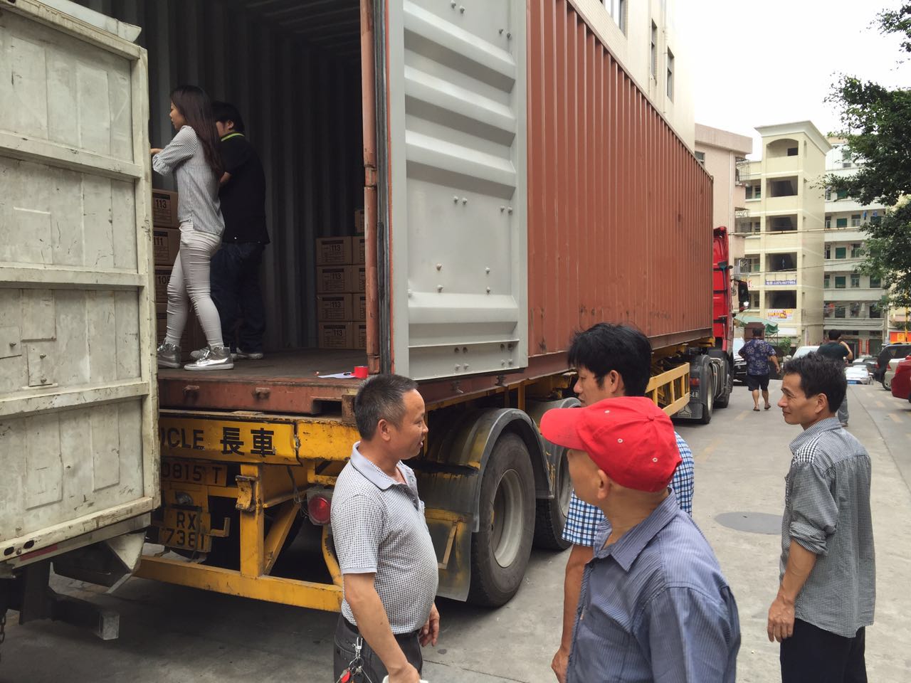 發往日本的自拍桿硅膠套裝車現場圖