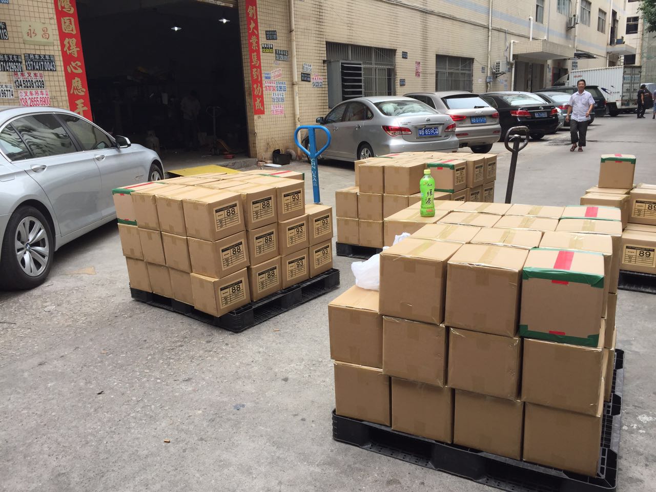 發往日本的自拍桿硅膠套準備裝車圖