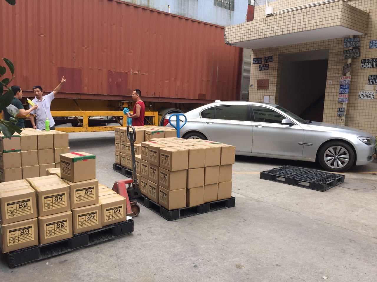 發往日本的自拍桿硅膠套裝貨柜車現場圖