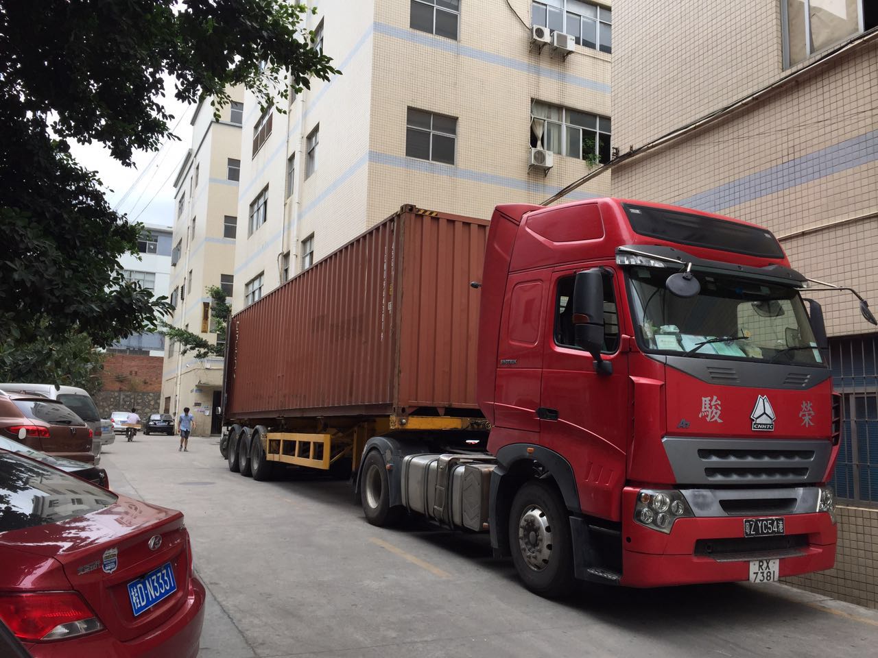 發往日本的自拍桿硅膠套貨柜車出發圖